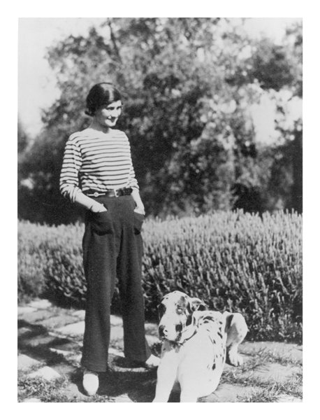 1930年，嘉柏麗香奈兒及她的狗Gigot在她位於法國南部的La Pausa莊園裡。圖／香奈兒提供