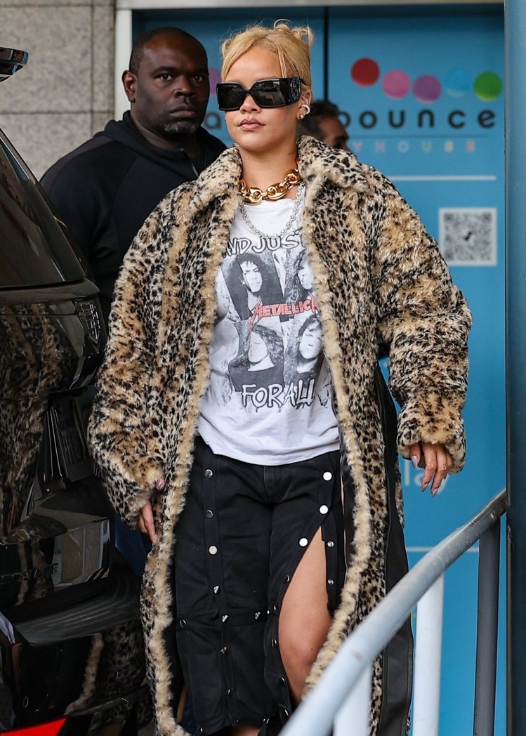 天后蕾哈娜被媒體直擊時就配戴了Gucci的醋酸纖維G字方框太陽眼鏡。圖／Gucci提供