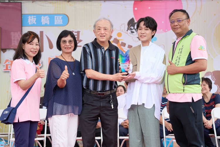 吳青峰(右二)重返文聖國小參加40周年校慶，領取傑出校友獎。圖／緒風有限公司提供