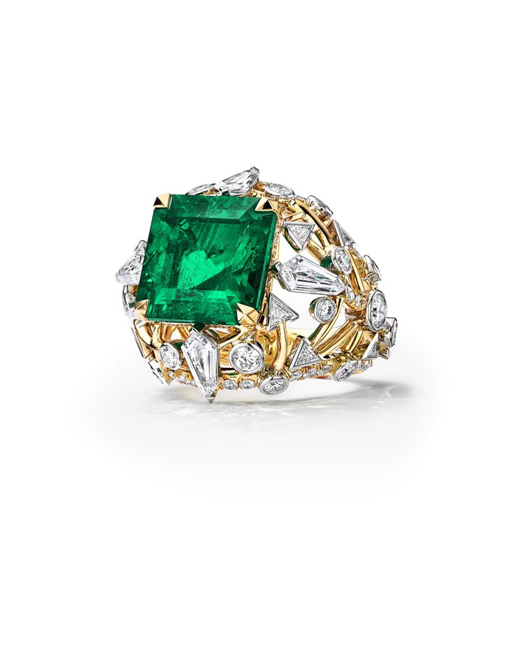 2024 Blue Book高級珠寶Tiffany Céleste乘風箭矢系列戒指，鉑金與18K黃金鑲嵌逾8克拉未經優化處理的哥倫比亞祖母綠及鑽石。圖／Tiffany提供