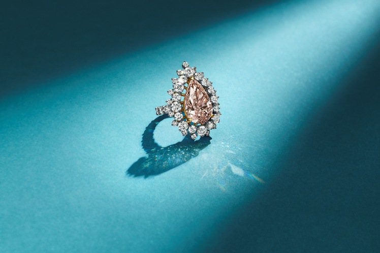 2024 Blue Book高級珠寶Tiffany Céleste華光萬丈系列戒指，鉑金與18K黃金鑲嵌逾10克拉棕色粉彩鑽及鑽石。圖／Tiffany提供
