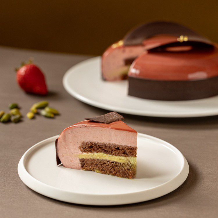 榮獲第23屆Gâteaux盃蛋糕技藝競賽冠軍的「莓開眼笑．開心果草莓慕斯」。圖/晶華酒店提供