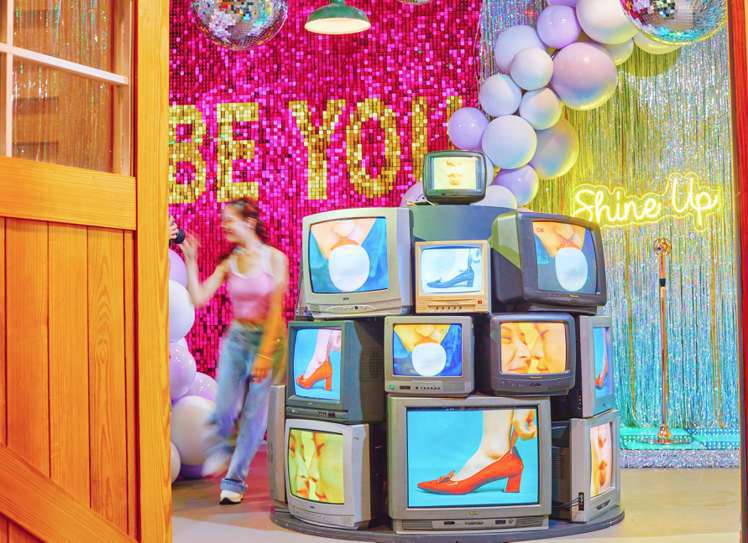華泰名品城5月1日至6月30日推出「Shine Up閃耀季」近20台的復古電視機呈現懷舊閃耀氛圍。圖／華泰名品城提供