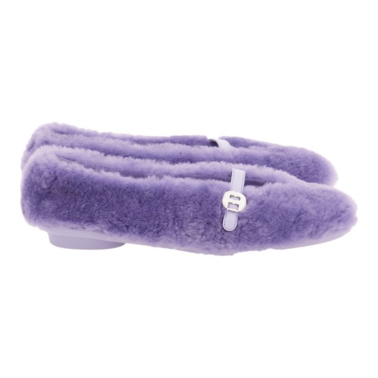 FERRAGAMO紫色絨毛造型平底鞋。圖／FERRAGAMO提供