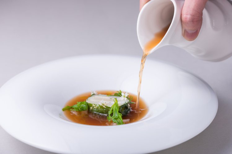 海鮮澄清湯、干貝、軟絲。圖／艾斯奇餐飲提供
