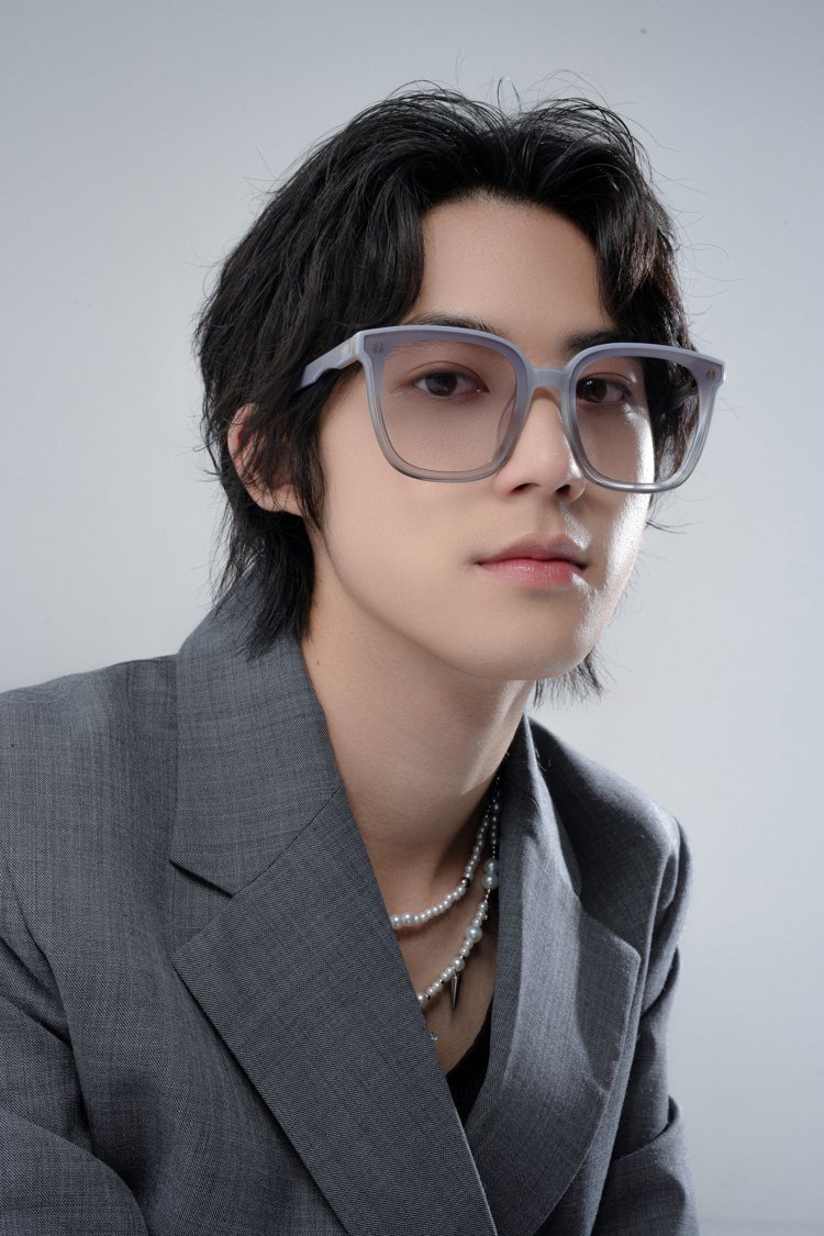 台灣眼鏡品牌 KlassiC.推出全新MBTI墨鏡，並邀請「德德」演繹5種不同的造型，拍攝形象廣告。圖／ KlassiC.提供