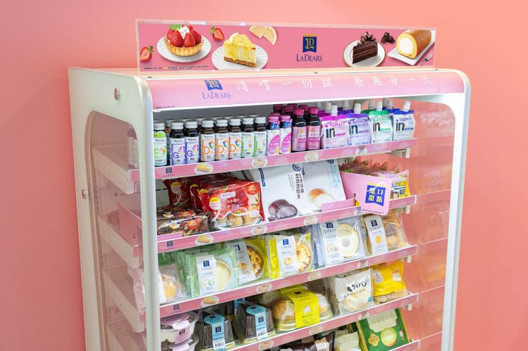 7-ELEVEN自2023年起於全台部分門市推出冷藏「甜點專櫃」強化結構，整合進口與手工甜點、布丁、優格、果凍、優菓甜坊甜品等逾50款豐富選擇。圖／7-ELEVEN提供