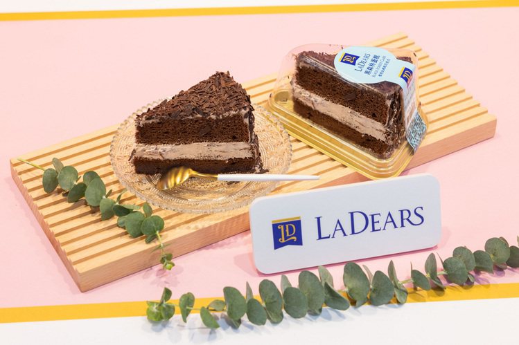 7-ELEVEN自今年5月起推出全新甜點品牌「LADEARS」，「黑森林蛋糕」巧克力濃郁感十足，售價59元。圖／7-ELEVEN提供