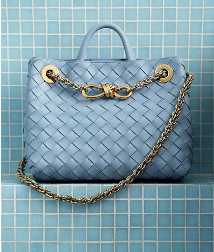 Bottega Veneta ANDIAMO水藍色手提包，價格店洽。圖／Bottega Veneta提供