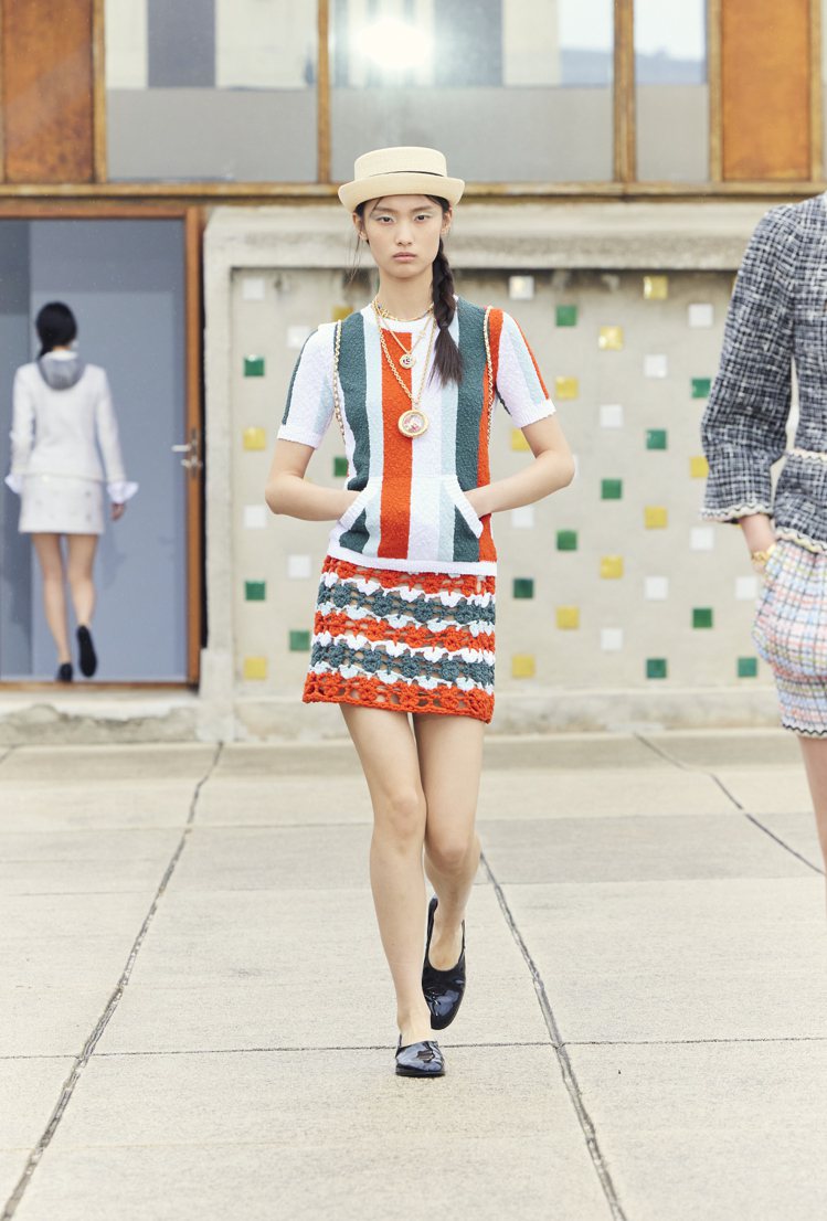多彩而運動感的布料和針織短裙展現夏日風情。圖／香奈兒提供