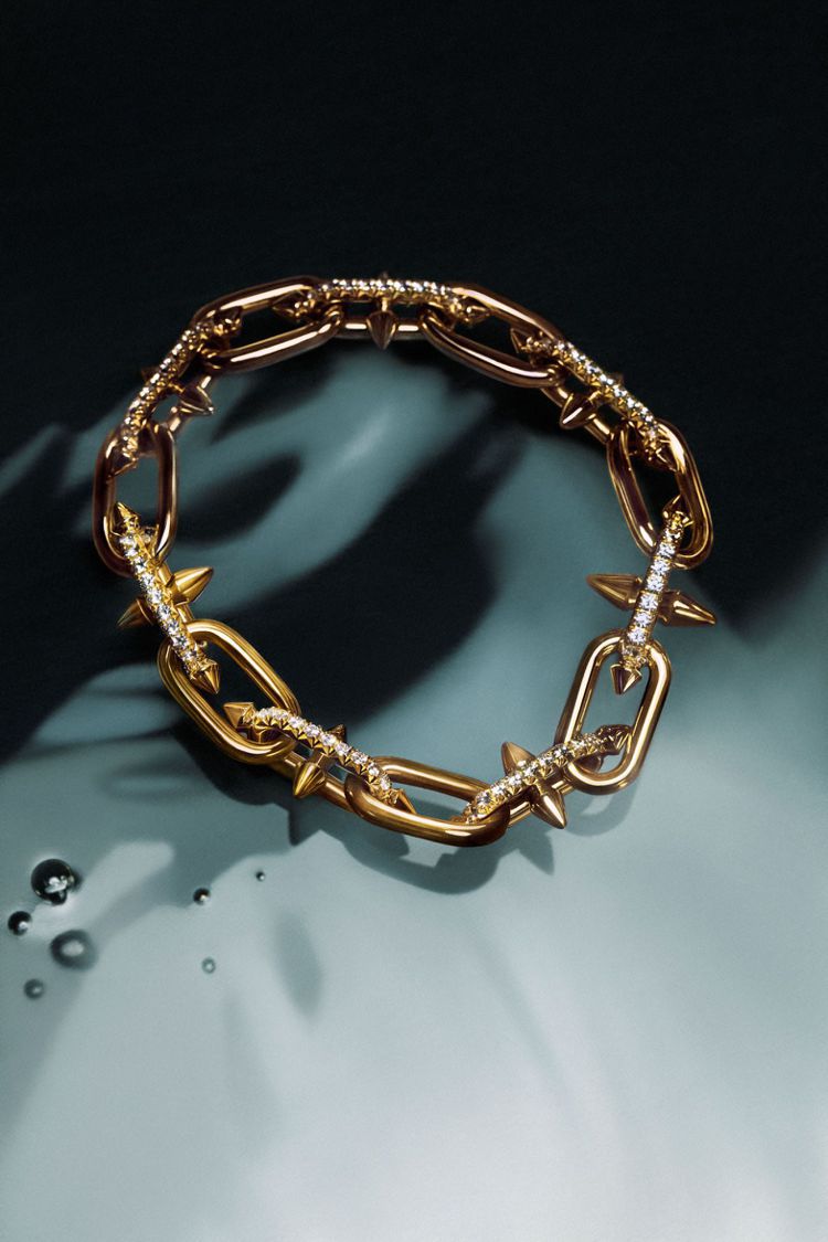 Tiffany Titan by Pharrell Williams系列18K黃金鋪鑲鑽石手鍊中型款。圖／Tiffany提供