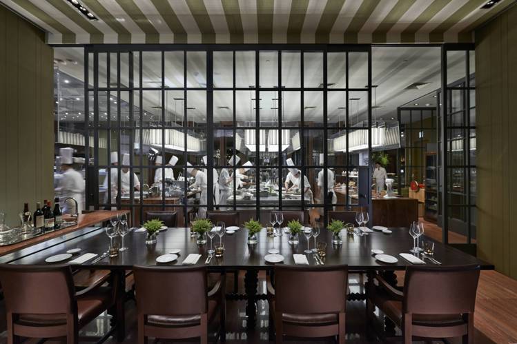 台北文華東方酒店的Bencotto義大利餐廳擁有開放式廚房 ，賓客可在典雅時髦的空間中，輕鬆享用道地義大利菜餚。圖/台北文華東方酒店提供