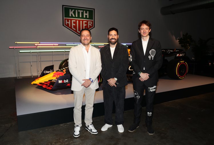 聯名KITH的Formula 1系列腕表上市活動，品牌執行長Julien Tornare（左）、KITH設計師Ronnie Fieg（中）與LVMH鐘表部門執行長Frédéric Arnault（右）。圖／TAG Heuer提供