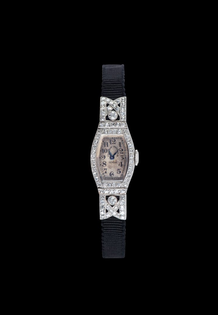 1929年的酒桶形的腕表，以鉑金混合鑲嵌明亮切割和老式切割兩種鑽石。圖／江詩丹頓提供
