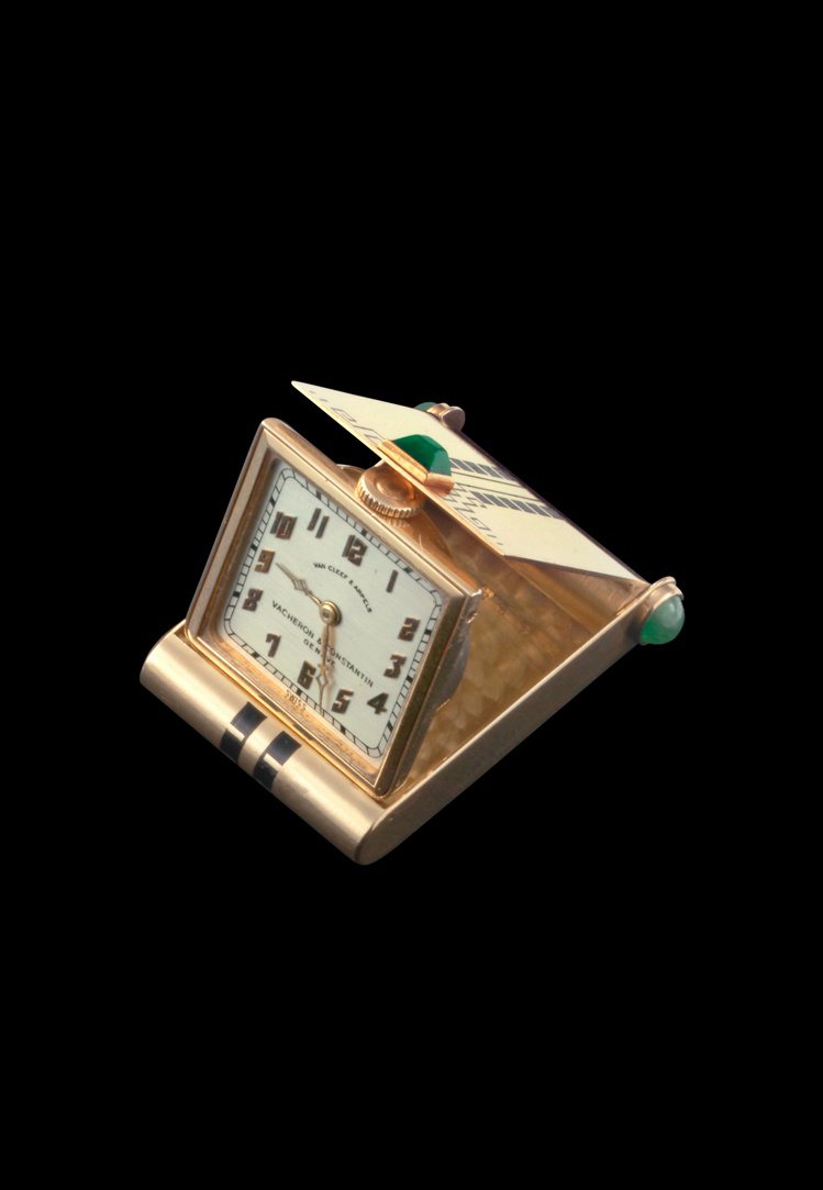 1930的方形懷表，可折疊立起如座鐘，裝飾圖案流露埃及風。圖／江詩丹頓提供