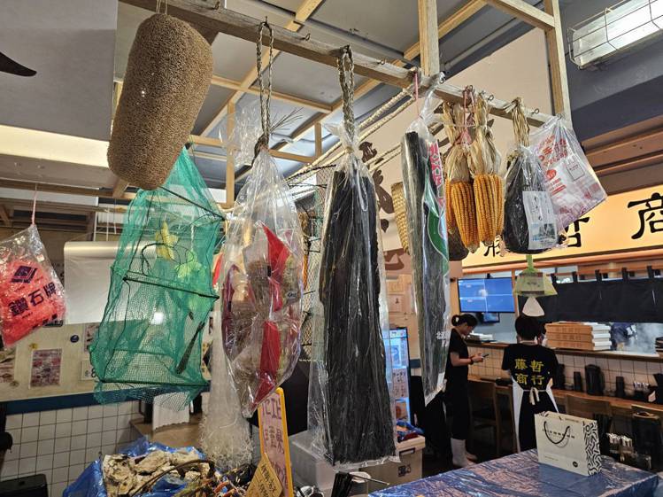 藤哲商行店內懸掛有各式各樣的漁市雜貨，相當擬真。記者陳睿中／攝影