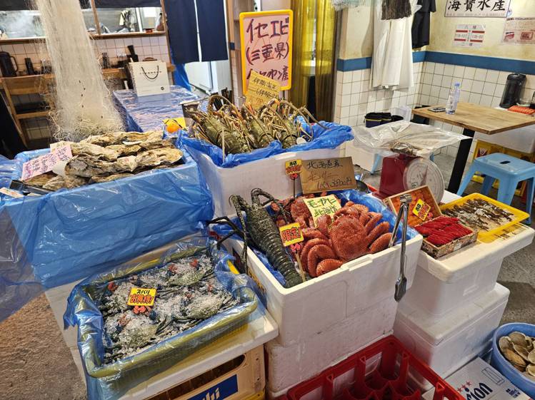 特製的仿真漁獲，為現場帶來滿滿的漁市場氛圍。記者陳睿中／攝影