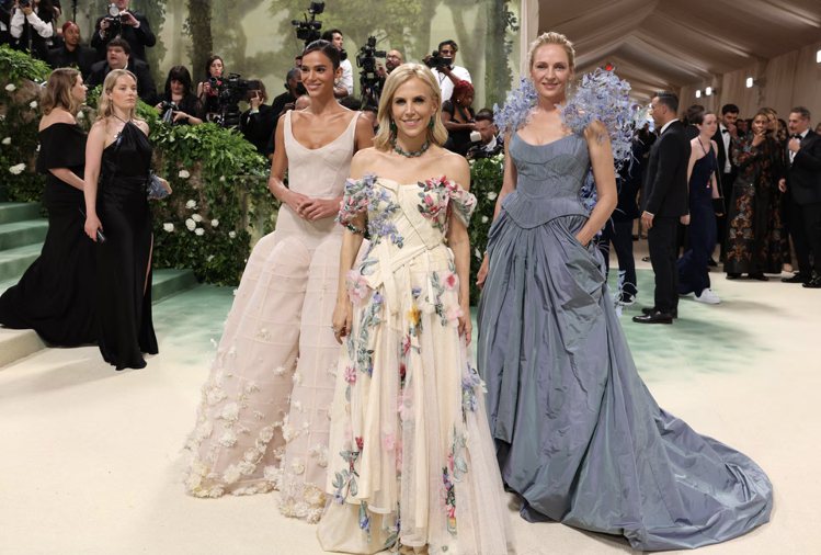 時尚名媛設計師Tory Burch也與女星烏瑪舒曼、Bruna Marquezine一起現身Met Gala紅毯。圖／路透社
