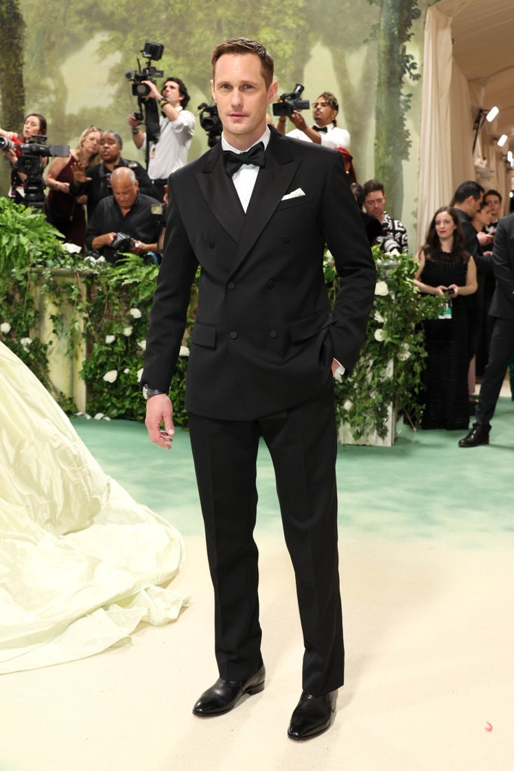 瑞典男星Alexander Skarsgård的黑色雙排扣義大利羊毛西裝外套，則是由Calvin Klein特別訂製。圖／Calvin Klein提供