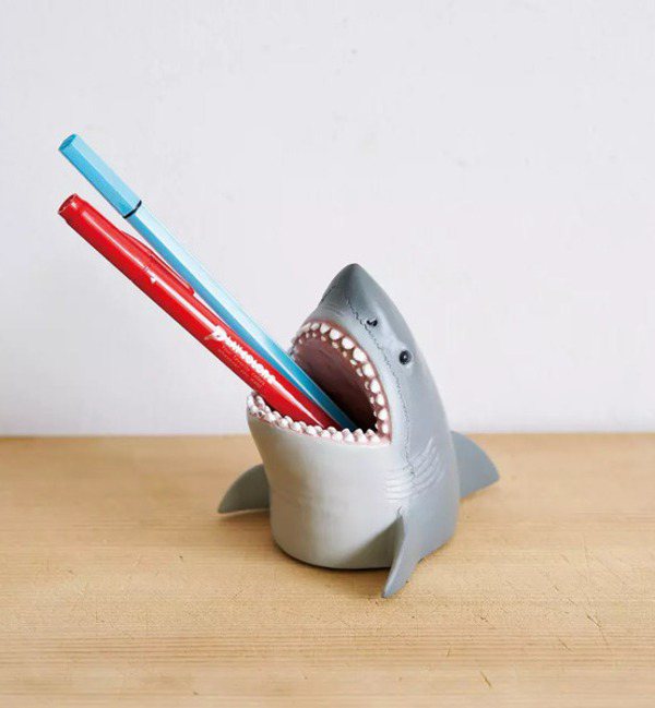 日本SETO CRAFT嘴巴大大筆筒大白鯊。圖／誠品提供