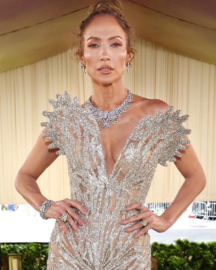珍妮佛羅培茲穿Schiaparelli、配戴Tiffany高級珠寶出席2024 Met Gala。圖／Tiffany提供