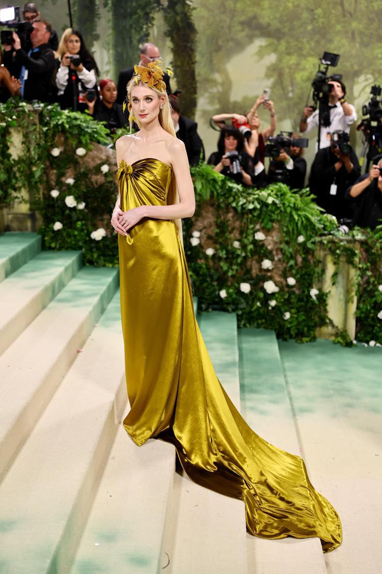 Dior珠寶品牌大使Elizabeth Debickit穿Dior高級訂製古銅金絲質搭配天鵝絨長禮服搭配花卉頭飾，與Rose Dior玫瑰金鑽石珠寶出席MET Gala。圖／Dior提供