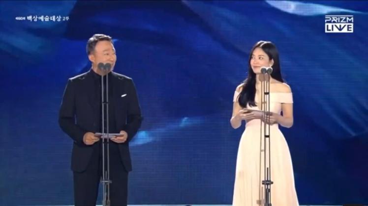 宋慧喬(右)與影帝李星民擔任百想視后頒獎人，看起來心情不錯。圖／摘自JTBC