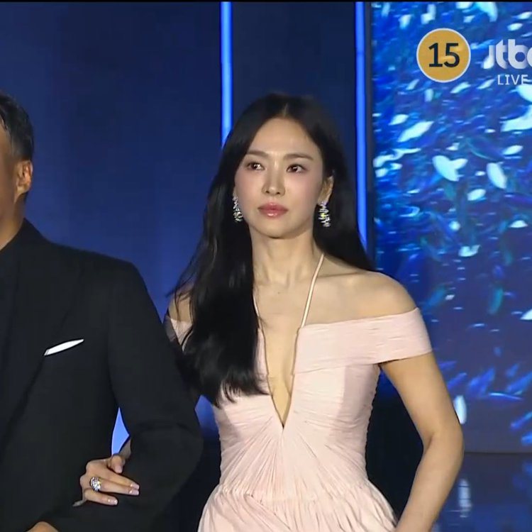 宋慧喬擔任百想視后頒獎人，看起來心情不錯。圖／摘自JTBC
