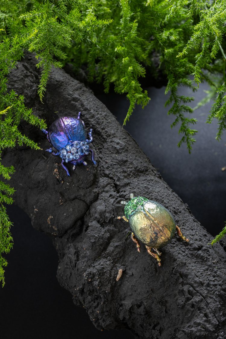 甲蟲胸針展現了AKACHEN藝術珠寶，對於自然萬物細膩觀察，透過獨特金屬色彩來平衡寶石光澤，達到陳智權所追求的雋永魅力。攝影／陳立凱