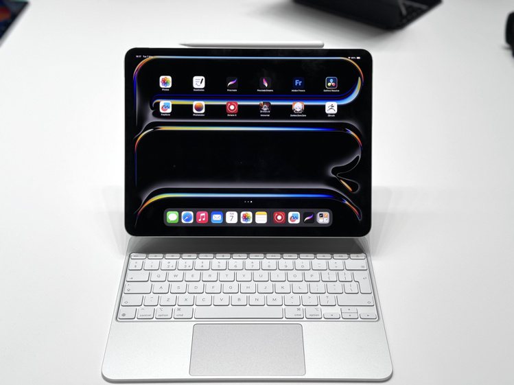 搭配新款iPad Pro推出的巧控鍵盤，鋁金屬材質手感更好。記者黃筱晴／攝影