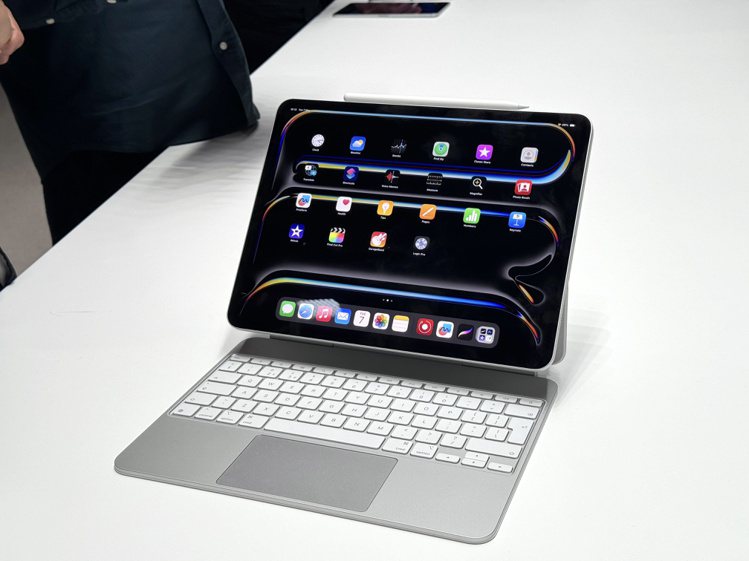 全新更輕薄的巧控鍵盤讓新款iPad Pro變得比以往更方便攜帶，也更多功能。記者黃筱晴／攝影