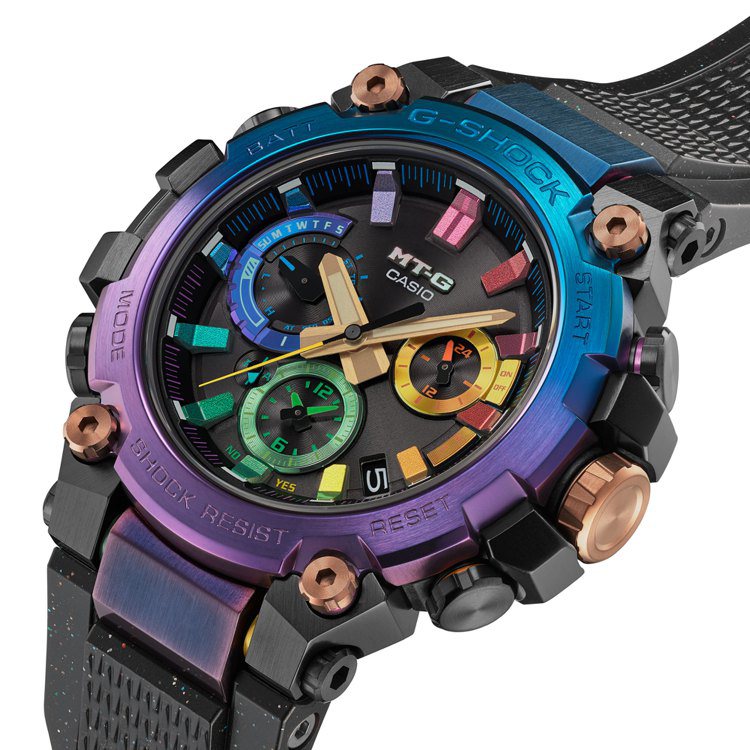 G-SHOCK MTG-B3000DN-1A腕表，金屬表圈至表耳處經過藍色和紫色漸變IP處理，時刻和表盤也飾有多色星雲風格的設計。圖／CASIO提供