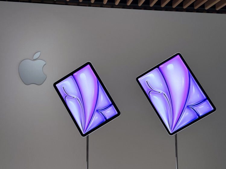 搭載M2的新款iPad Air首次提供2種尺寸，紫色超夢幻。記者黃筱晴／攝影
