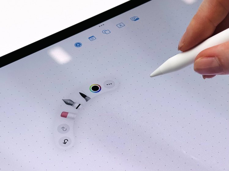 雙指按壓Apple Pencil Pro，即可叫出工具列而不中斷創作流程。記者黃筱晴／攝影