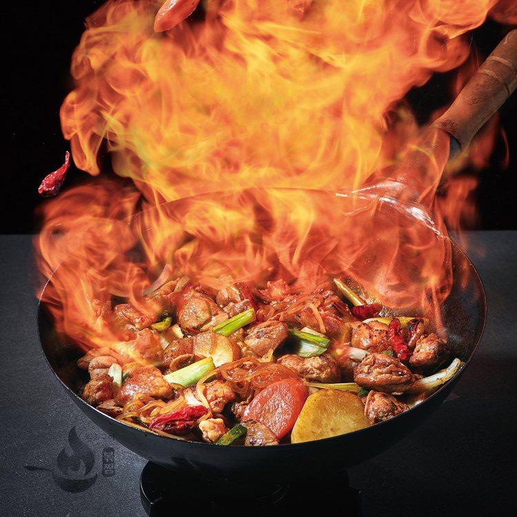 以大火翻炒加上炙燒過程的炒雞，帶有燉雞的嫩與烤雞的香氣。圖/甩鍋雞提供