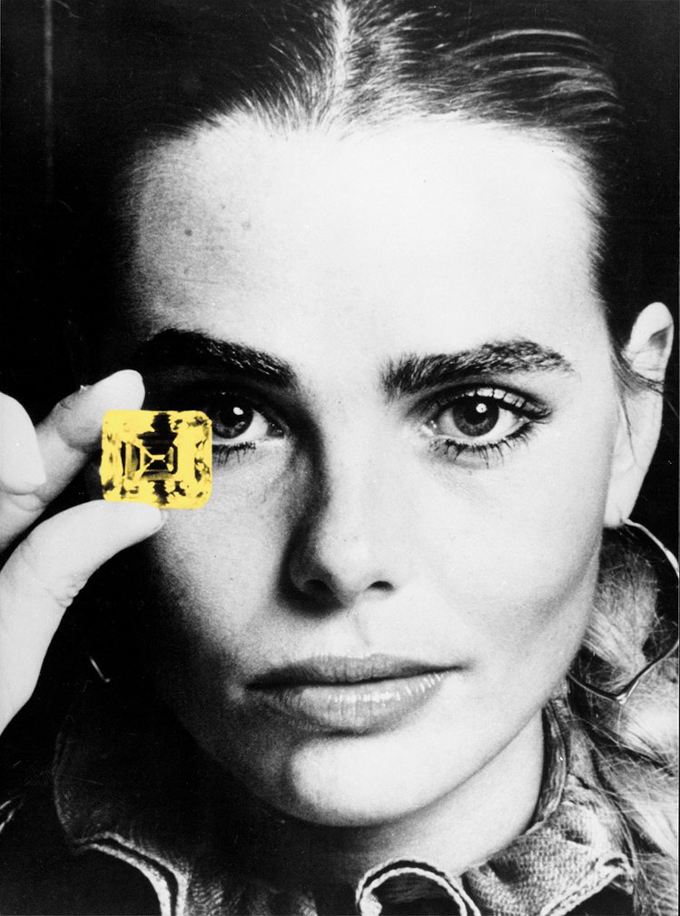 文豪海明威孫女Margaux Hemingway與品牌傳奇黃鑽Soleil d’Or攝於1977年。圖／斐登提供