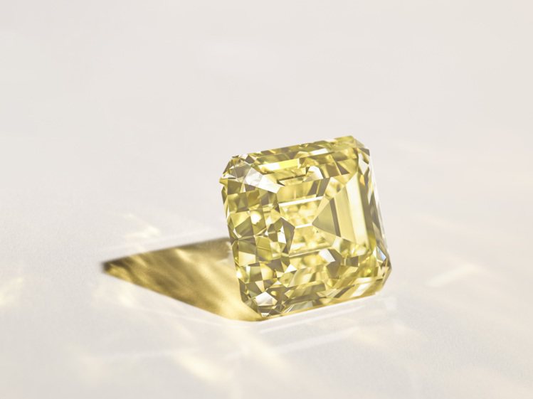 FRED在1977年購入這顆傳奇的Soleil d’Or黃鑽，使得FRED躋身「100俱樂部」，即由擁有100克拉以上鑽石的
珠寶商所組成的圈子。圖／斐登提供