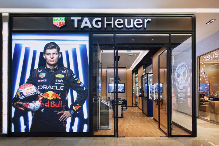 嶄新TAG Heuer板橋大遠百店有別於一般專門店，以F1冠軍車手 MaxVerstappen形象廣告以及通透落地門窗迎賓。圖／TAG Heuer提供