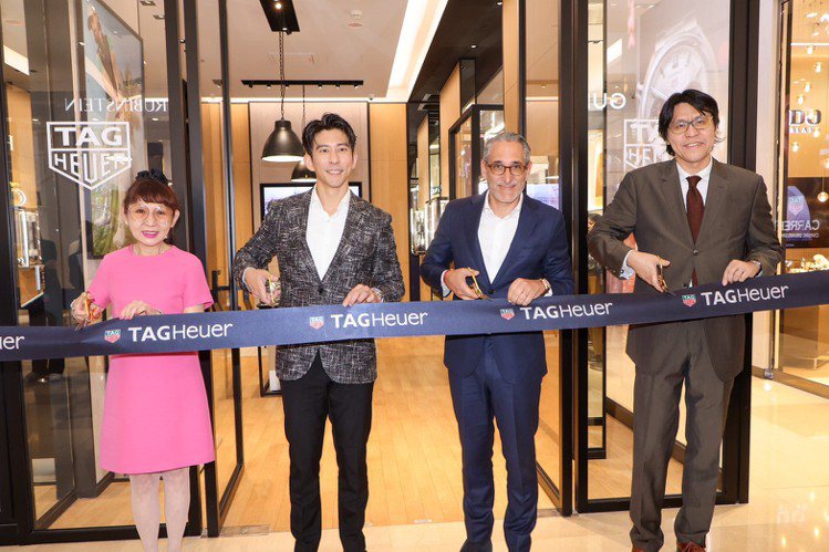 遠東百貨總經理徐雪芳（左一）、修杰楷（左二）、品牌大中華區總裁Yassin Tag（右二）與品牌台灣總監鄭安生（右）一同為新專賣店剪綵揭幕。