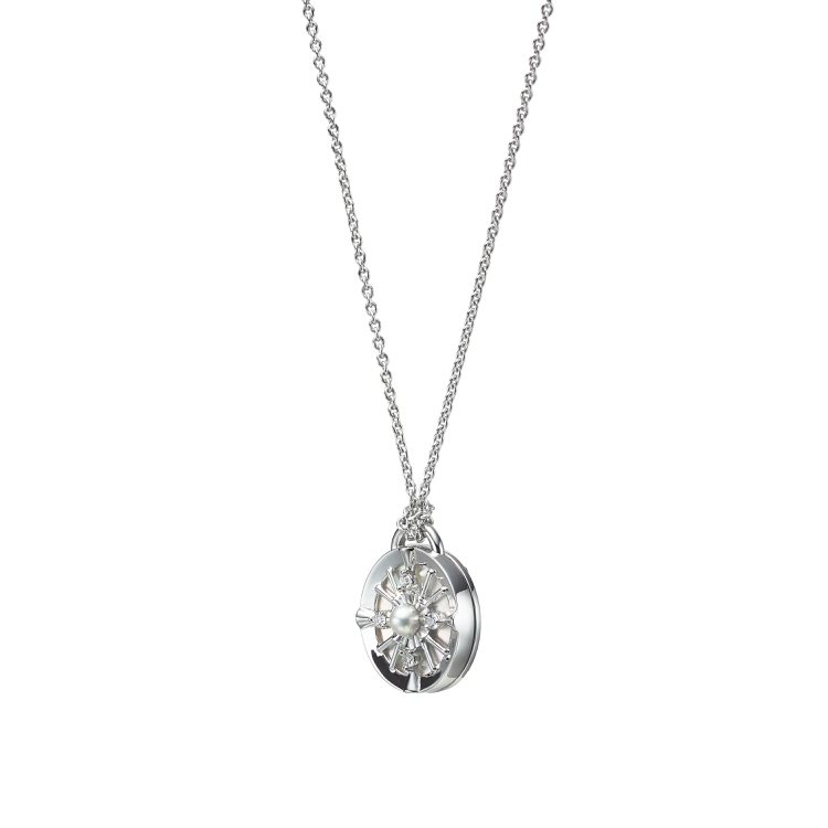 LUCKY ARROWS系列珍珠鑽石墜鍊，18K白金鑲嵌鑽石總重約0.05克拉，搭配日本Akoya珍珠（珍珠尺寸約3.00-3.25毫米），10萬1,000元。圖／MIKIMOTO提供