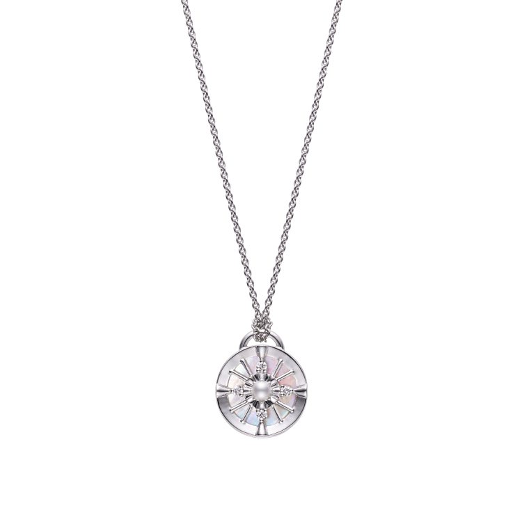 LUCKY ARROWS系列珍珠鑽石墜鍊，18K白金鑲嵌鑽石總重約0.05克拉，搭配日本Akoya珍珠（珍珠尺寸約3.00-3.25毫米），10萬1,000元。圖／MIKIMOTO提供