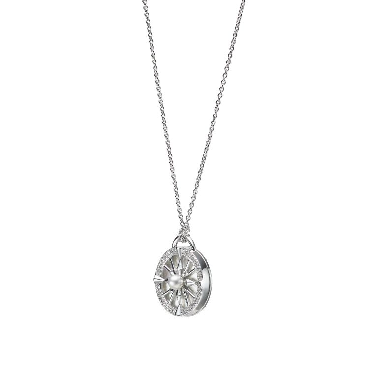 LUCKY ARROWS系列珍珠鑽石墜鍊，18K白金鑲嵌鑽石總重約0.12克拉，搭配日本Akoya珍珠（珍珠尺寸約3.00-3.25毫米），13萬9,000元。圖／MIKIMOTO提供