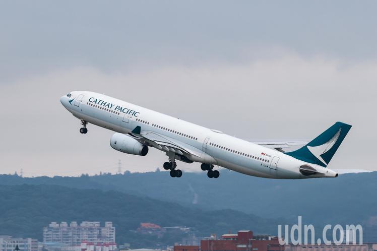 國泰航空與11家旅遊業者合作，推出香港機票買一送一優惠，活動機票由香港國際機場贊助送出，限量優惠，售完為止。記者黃仲明／攝影
