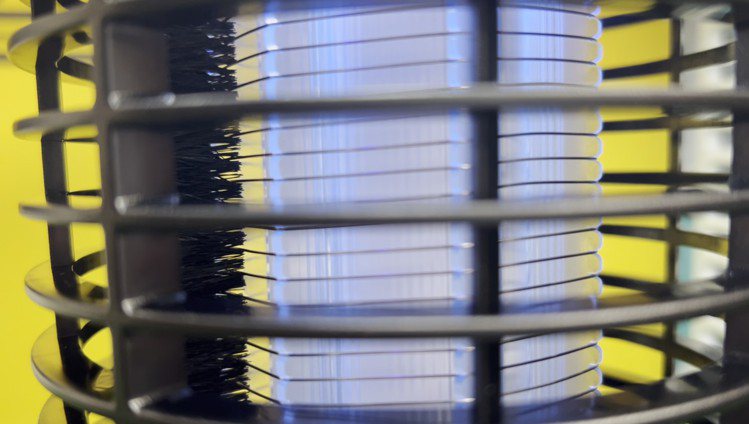 KINYO自動清潔太陽能捕蚊燈，解決手動刷網的困擾。圖／486團購提供