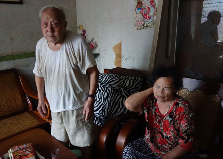 91歲張姓老翁（左）與妻子。記者劉星君／攝影