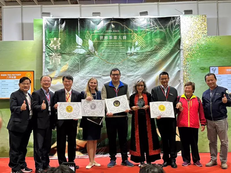 苗栗市八甲觀光茶園二代邱俊魁（左五）參加法國農產品加值協會國際茶葉大賽，2支「貓裏紅」奪下2座金獎，昨天獲頒證書。