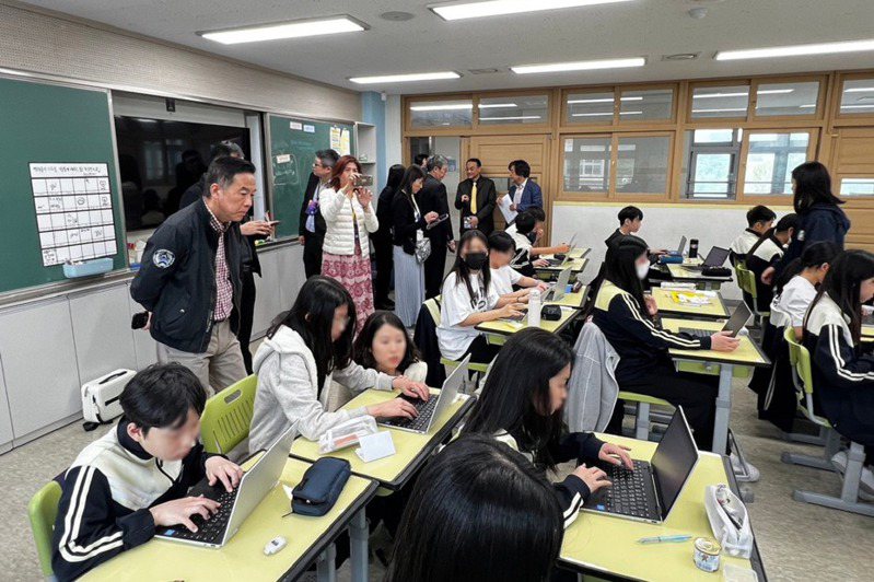 數位學習參訪團至首爾革新未來學校內谷國中現場觀課。圖／教育部提供