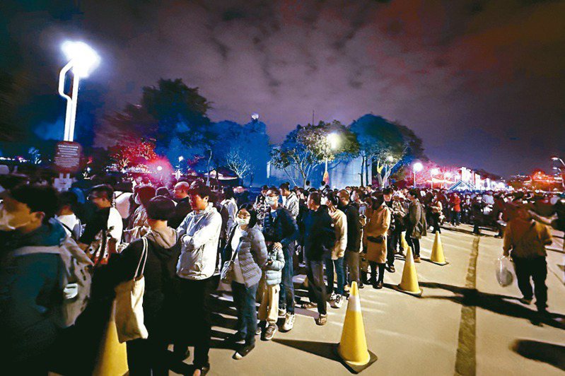 中台灣元宵燈會受民眾歡迎，展演9天來突破250萬人次，但中央公園燈區卻被質疑對身障者不友善。記者劉柏均／攝影