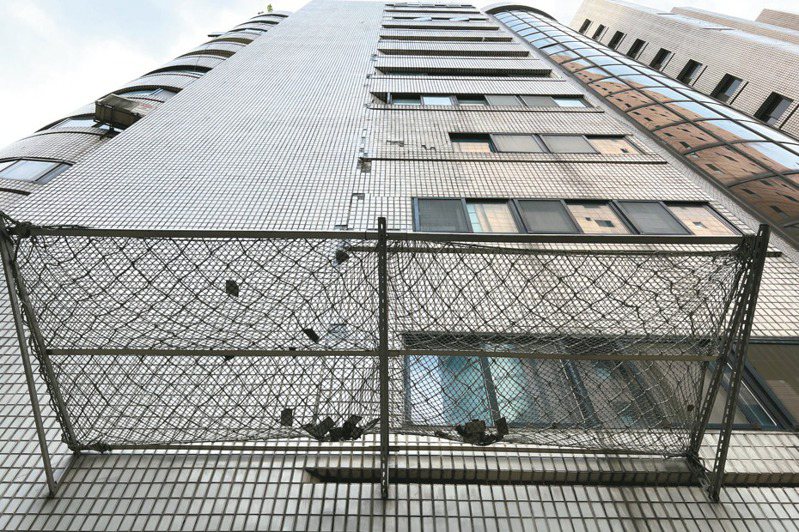 403大地震過後，台北市不少建物外牆磁磚剝落，有社區裝設防護網，接住掉落的磁磚，避免傷及無辜。記者鍾維軒／攝影