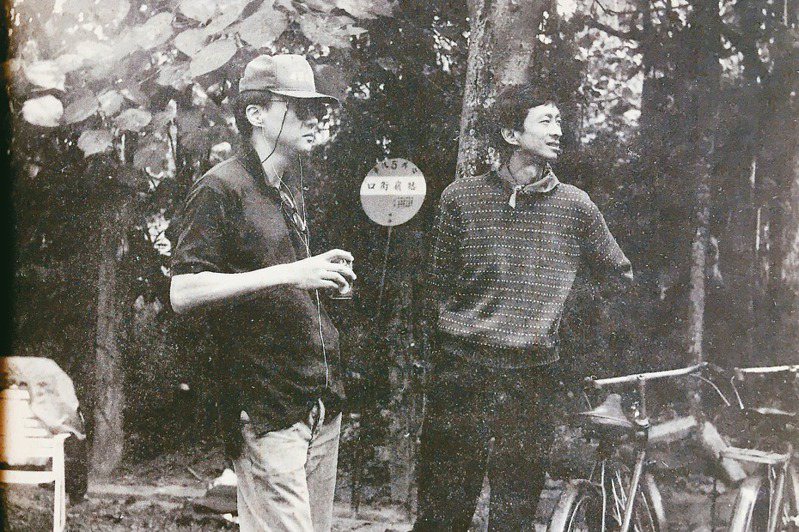 楊德昌(左)、舒國治同在《牯》片屏東糖廠的現場，1990年。（圖／王耿瑜攝影）